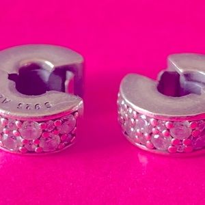 This Pandora clip charm features a silicone grip, does not fit onto threads.